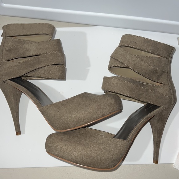 Taupe Heels by SPRING - Picture 5 of 5